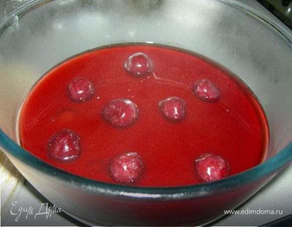 Развести 1,5 пакетика (15 грамм) желатина в вишневом соке (100 мл). Дать ему разбухнуть, затем немного нагреть смесь до полного растворения желатина. Оставшийся желатин (10 грамм) распустить в 2-3 ст. ложках воды.

В теплые сливки добавить сахар, разведенный в воде желатин и ванильный сахар. Все тщательно перемешать.