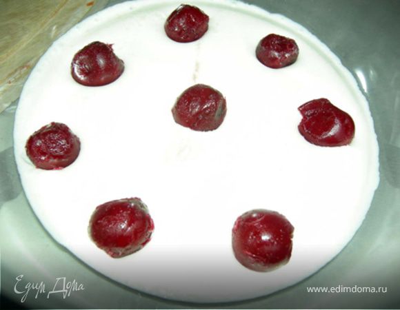После того, как слой застынет – выложить сверху слой сливок, также положить на него вишни. Поставить охлаждать. Таким образом чередовать слои, пока не будут использованы обе смеси.
