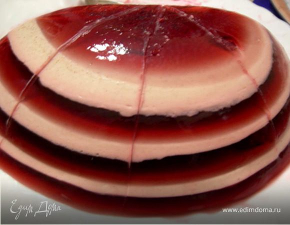 Когда последний слой застынет, взять емкость большего размера, наполнить горячей водой и поставить в нее миску с желе на 1-2 мин. После этого желе легко можно будет переложить на тарелку (положить тарелку на миску и перевернуть). Нарезать на порции как торт и разложить по тарелочкам