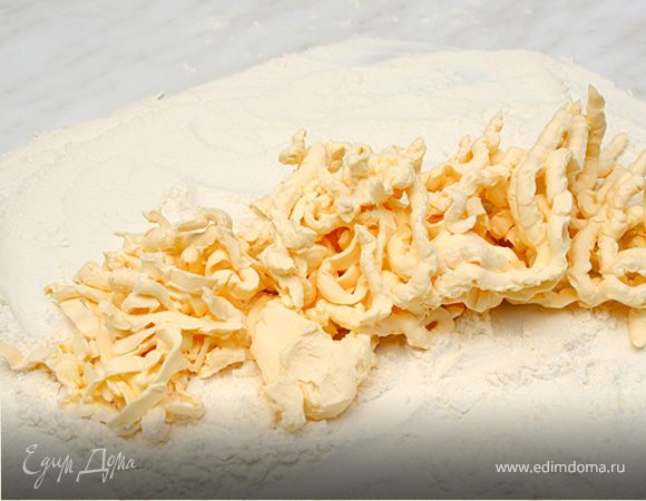 Насыпать муку на поверхность (на которой собираетесь месить тесто). Натереть пачку маргарина. Замесить