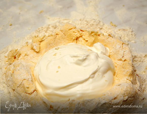 Сделать лунку и добавить туда сметану.
