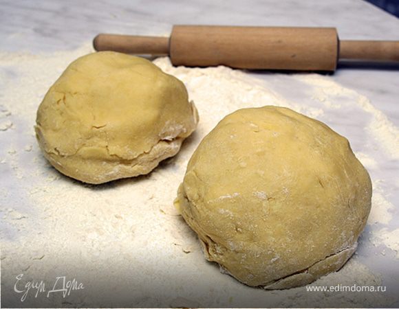 Достать тесто. Разделить на 2 куска (один чуть больше другого). 
