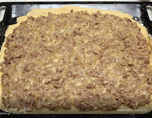 Большую часть раскатать (это будет нижняя часть)

Выложить на подготовленный противень (лучше проложить бумагу для запекания. Извлекать удобно, не пригорает, не прилипает) первый слой теста.
Выложить начинку.
