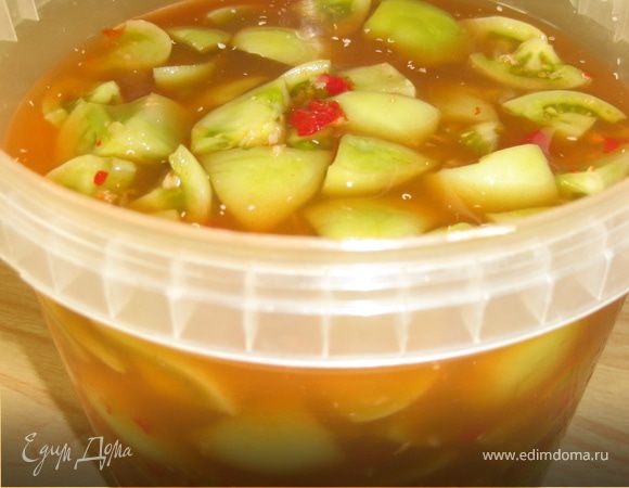 Емкость с помидорами накройте тарелкой по размеру и поставьте на нее груз, оставьте в комнате на 12 часов. Через 12 часов снимите груз, переложите помидоры с выделившимся соком в меньшую емкость, накройте крышкой и уберите в холодильник или в подвальное помещение, где прохладно. Через 2 недели помидоры готовы к употреблению, но чем дольше стоят, тем вкуснее становятся. Приятного аппетита!