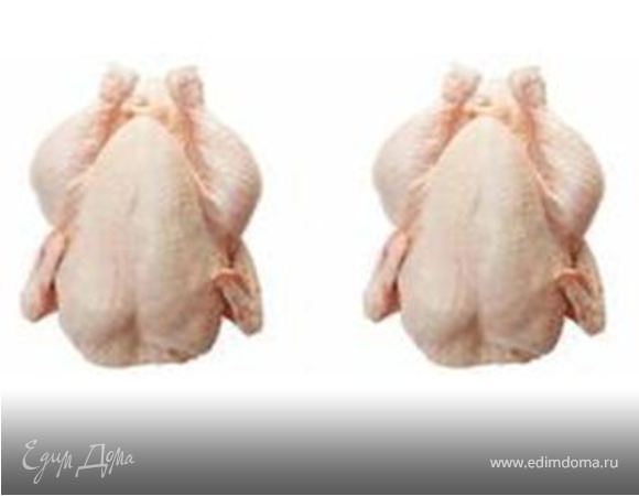 Цыплят промыть холодной водой и промокнуть бумажным полотенцем. На разделочную доску насыпать все специи:  по СТЛ соли и паприки и по ЧЛ перца, карри  и сухих трав. Все тщательно перемешать и разровнять по поверхности. Цыплят обмазать оливковым маслом и хорошенько обвалять   со всех сторон в специях . Внутрь тушки вложить по четвертинке лимона и по два зубчика чеснока, предварительно раздавленных  плоской стороной ножа.