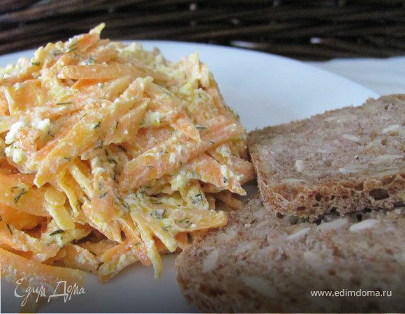 Морковь и тыкву очистить и натереть на крупной терке, добавить фету. Сделать заправку, заправить салат, все перемешать. 