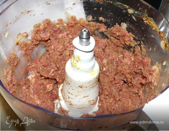 Половину луковицы поджарить с морковкой. Мясо, хлеб, лук, паприка и травы с яйцами смолоть в блендере.