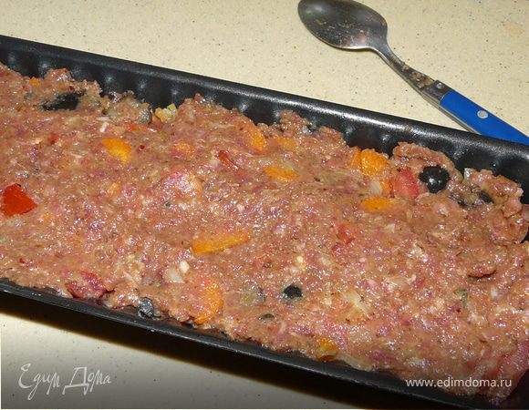 Затем добавить поджареный лук+морковка, оливки и нарезаный помидор. Перемешать, сложить в форму, смазаную оливковым маслом.