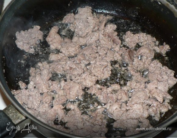 на сковороду наливаем немного подсолнечного масло, выкладываем фарш, солим, перчим по вкусу и обжариваем до готовности