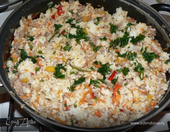 в сковороду помещаем отварной рис и тщательно все перемешиваем. Держим минуту -две на плите, добавляем петрушку, зеленый лук и снимаем с огня.
 Приятного аппетита)