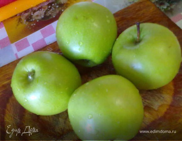 Яблоки очистить от кожуры, порезать крупными кубиками. Можно яблоки посыпать корицей.