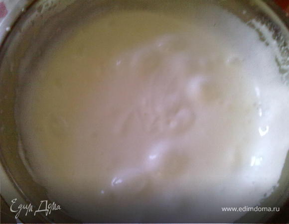 В охлажденные белки добавить щепотку соли и взбивать до густой белой пены несколько минут. (посуда, в которой взбиваете, белки должна быть идеально чистой!)Затем постепенно начинать добавлять сахар и все также усиленно взбивать.