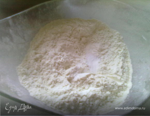 Продолжая взбивать, добавить в белки с сахаром желтки, а затем муку. Делать все это надо очень быстро!