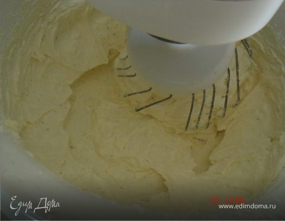 Сливочное масло растереть до состояния крема,добавить сахарную пудру (немного оставить для посыпки),молотые пряности,лимонную цедру,мёд и перемешать.
