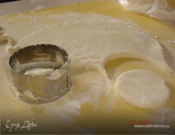 Затем всыпать муку,размешать массу до однородной консистенции и,постепенно добавляя молоко,взбить.Выдержать тесто в холодильнике мин 20 - 30.Готовое тесто раскатать в пласт толщиной 1 см и вырезать из него кружочки.
