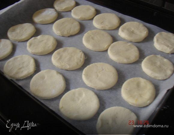 Выпекать печенье на сухой пергаментной бумаге 8- 10 мин при t=200 С.
