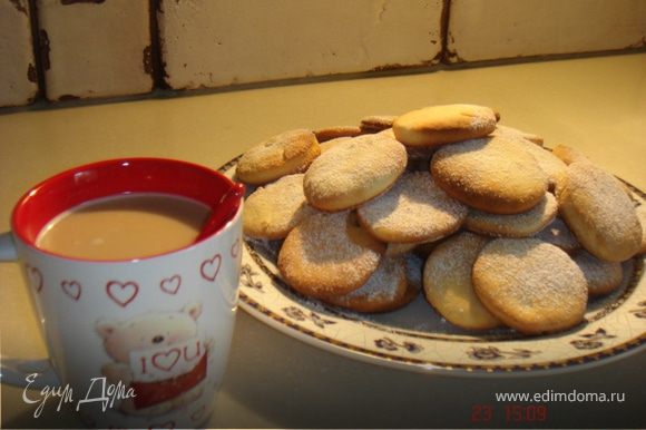После выпечки дать печенью остыть и посыпать его смесью из сахарной пудры и ванильного сахара. Приятного чаепития!