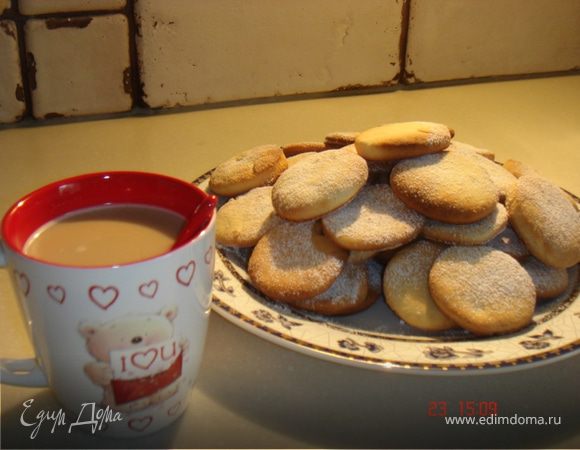 После выпечки дать печенью остыть и посыпать его смесью из сахарной пудры и ванильного сахара. Приятного чаепития!
