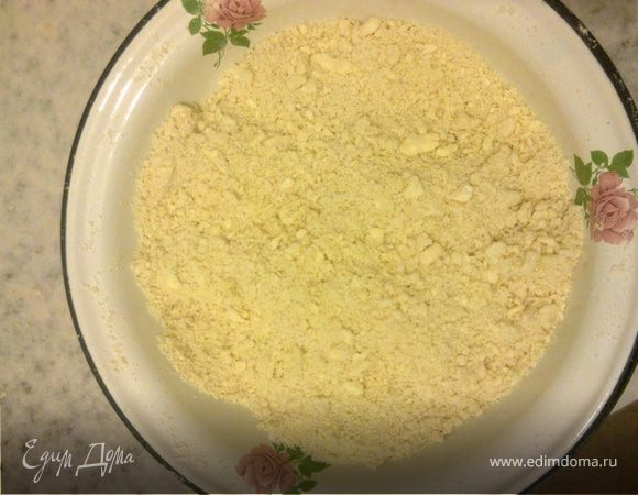 Холодное масло нарезать кубиками и перетереть руками с мукой до состояния мелкой крошки.