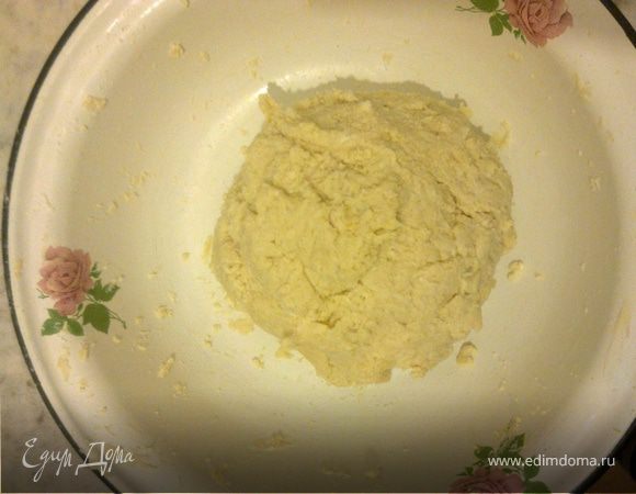 Добавить сахар и яйцо, затем влить 2-3 ст.л. воды и вымесить тесто. Скатать его в шар, завернуть в пленку и положить в холодильник на 30 минут.
