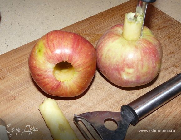 Яблоки почистить, порезать на маленькие куски.