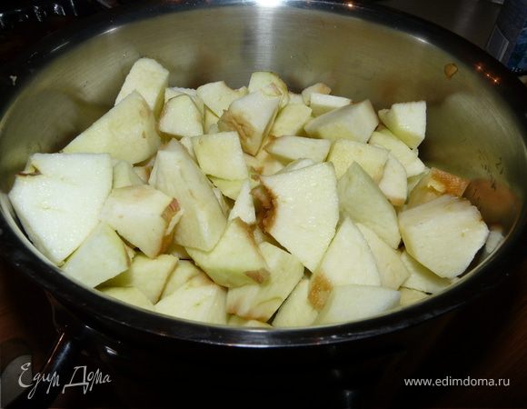 В кастрюльке растопить масло, когда начнет пузыриться, положить яблоки, ваниль и мед, протушить пару минут, помешивая, затем влить воды и тушить еще минут 10-15. Снять с огня, блендером довести до пюреобразного состояния. В стерелизованой банке простоит около 2 недель (получается баночка ок. 350мл)
