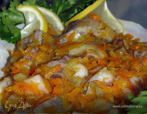 Нарезать лук, натереть на крупной терке морковку. Вначале поджарить лук на среднем огне мин. 7, потом добавить морковку и еще - 7 мин. После полного охлаждения перемешать с нарезанной средними кусочками сельдью. Дать настояться. Приятного аппетита.