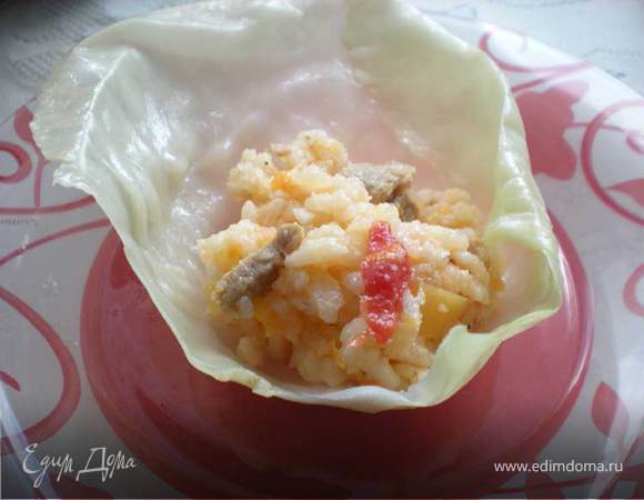 На масле слегка поджарить лук, добавить нарезанные помидоры, подтушить несколько мин., посолить, добавить вареный рис и нарезанное тонкими кусочками мясо, ложку томатного соуса или кетчупа, размешать. Потомить несколько минут и выключить - начинка готова.