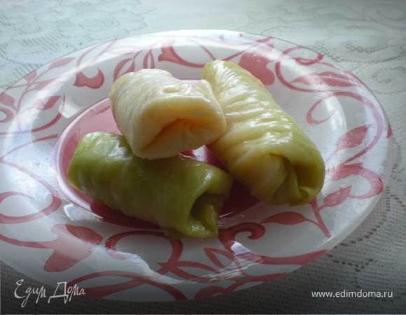 В каждый лист кладем соответственное количество начинки, делаем "конвертики".
Складываем голубцы плотно в катрюлю. 