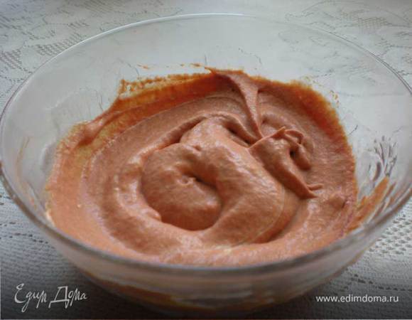 Делаем соус - сметану смешиваем с кетчупом или томатным соусом по вкусу ( чтоб в целом получилось грамм 150-200. Добавляем его в мясной бульон, солим перчим - заливка для голубцов готова.