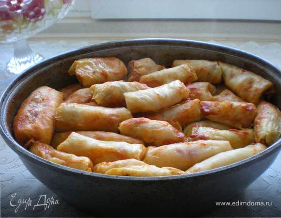 Заливаем голубцы нашим бульоном где- то наполовину. И еще сверху немного смазать сметанно-томатным соусом. Готовить на среднем огне пока капуста не станет нежной. ( P.S. Я готовлю часа полтора на плите, и еще полчаса в духовке, мне так больше нравиться).  