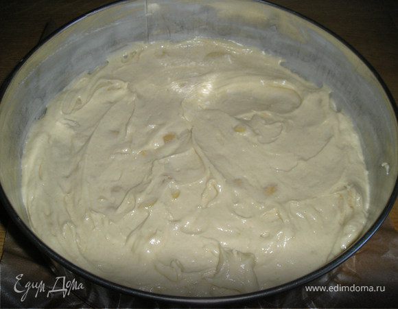  Масло  взбить  с  сахаром  и  ванильным  сахаром. Добавить, взбивая, по  одному  яйца, просеянную  муку, разрыхлитель, миндаль. 
  Разъемную  форму  d=24 см  выложить  пергаментом, смазать  маслом, выложить  тесто, разровнять.