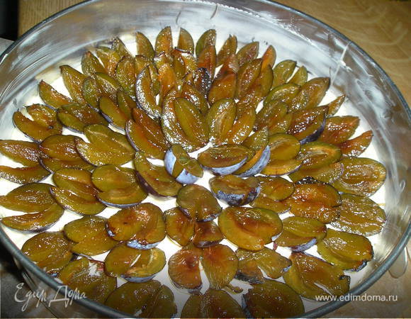  Выложить  сливы  поверх  теста, начиная  от  наружного  края  так, чтоб  покрыть  всю  поверхность  пирога. Поставить  в  разогретую  духовку. Испечь  до  готовности. У меня  на  это  ушел  1 час.