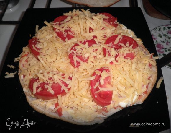 Фокаччу разрезать на пополам. каждый круг хорошо смазать томатным соусом. выложить колбасу и перец. смазать смесью с майонеза и горчицы. выложить пловину сыра. выложить слой помидоров и выложить оставший ся сыр. поставить в микроволновку на 6-7 мин. и пицца готова.