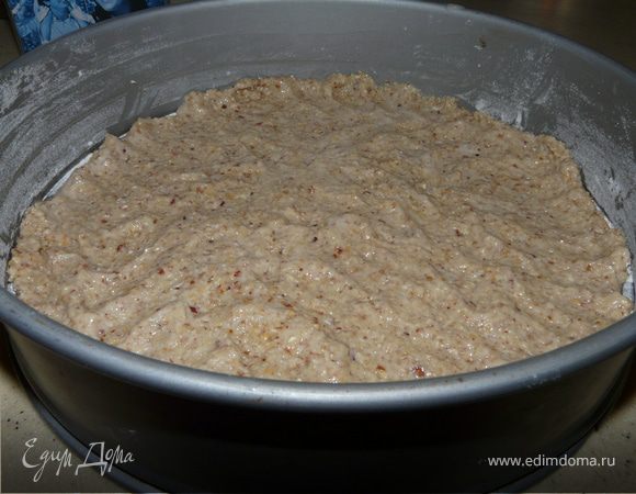 Сделать тесто, распредилить его в форме (разъемной).