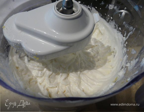 Взбить йогурт, цедру и сок лимонов с сахаром. Затем добавить яйца и еще раз взбить.