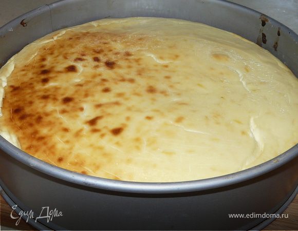 Выложить массу в форму, печь 45 минут при 165С. Если делать "здоровое" тесто, нужно его сначала подсушить минут 7-10 в духовке, остудить и тогда вылить на него начинку и опять печь.