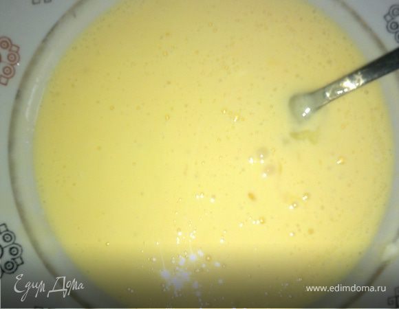 Яйца взбиваем со сметаной и солью.