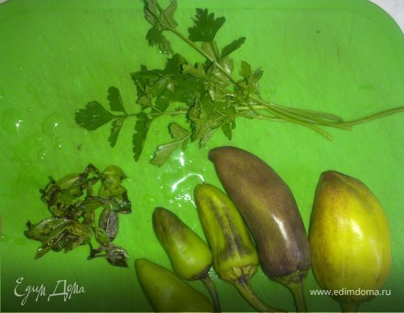 Перец болгарский моем, удаляем семена, петрушку и базилик так же промываем под водой. Все мелко нашинковываем.