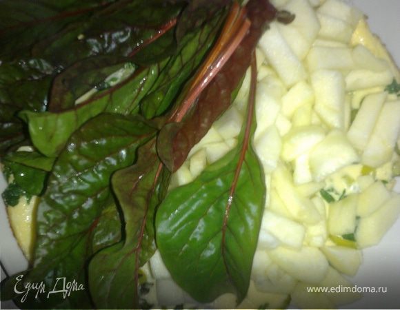 Готовый омлет выкладываем на тарелку, посыпаем яблоком и выкладываем листики мангольда. Омлет сворачиваем вдвое и наслаждаемся замечательным завтраком.