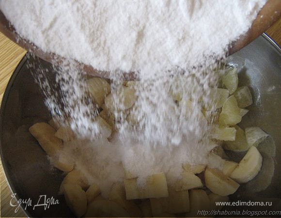 Добавить сахарную пудру. 