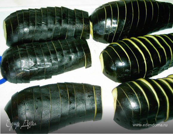 Вымытые баклажаны разрезать сначала вдоль пополам,а потом поперек ломтиками толщиной 1см,посолить и дать постоять 1 час,чтобы вышла горечь.