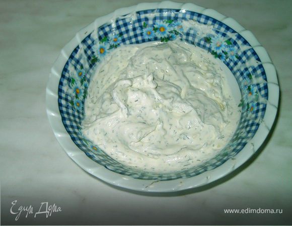 В сметану добавить измельченный чеснок,зелень,посолить по вкусу и хорошо перемешать.
