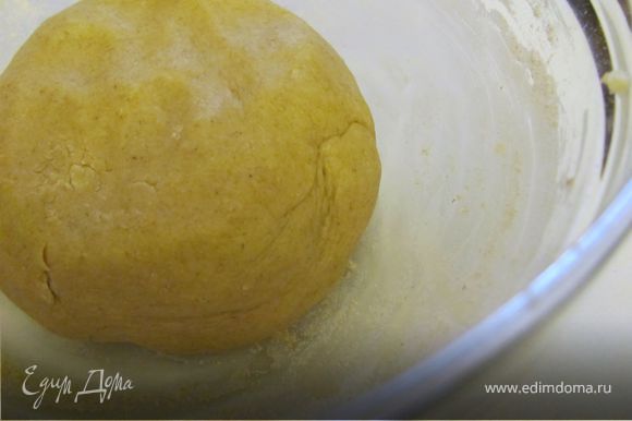 Приготовить тесто: растереть масло с сахаром, добавить яйцо и хорошо перемешать. Добавить частями муку и замесить тесто (тесто получится мягким и слегка прилипать к рукам). Сделать из теста шар, накрыть пленкой и поставить в холодильник минимум на 30 минут.