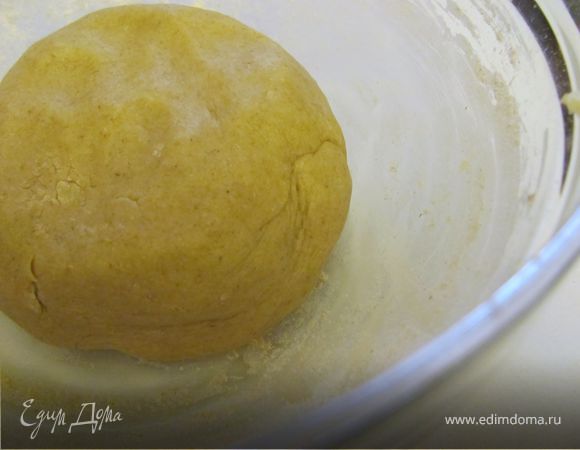 Приготовить тесто: растереть масло с сахаром, добавить яйцо и хорошо перемешать. Добавить частями муку и замесить тесто (тесто получится мягким и слегка прилипать к рукам). Сделать из теста шар, накрыть пленкой и поставить в холодильник минимум на 30 минут. 