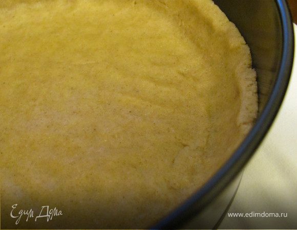 Тесто выложить в форму, разровняв его руками и сделать бортики. Придавить грузом и выпекать при 180С 10-20мин. до золостой корочки.  