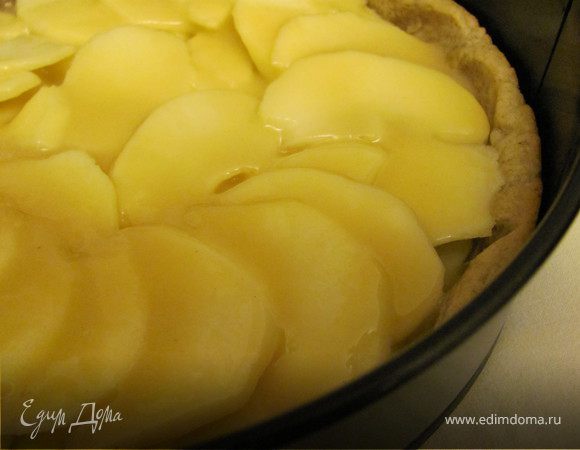 Приготовить крем: взбейте яйцо с сахаром и ванильным сахаром. Добавьте сливки и хорошо прогрейте на водяной бане минут 5-7, постоянно помешивая. В отдельну миску насыпьте муку и добавьте к ней яично-сливочную смесь небольшими порциями, каждый раз хорошо перемешивая. Перелить смесь в сотейник и варить на небольшом огне до загустения, помешивая (по консистенции крем должен получиться такой, чтобы легко было его распределить на яблоках, т.е. стекать струйкой). 

Яблоки очистить от кожуры и нарезать тонкими полукругами. Выложить их на корж и полить сверху кремом. 