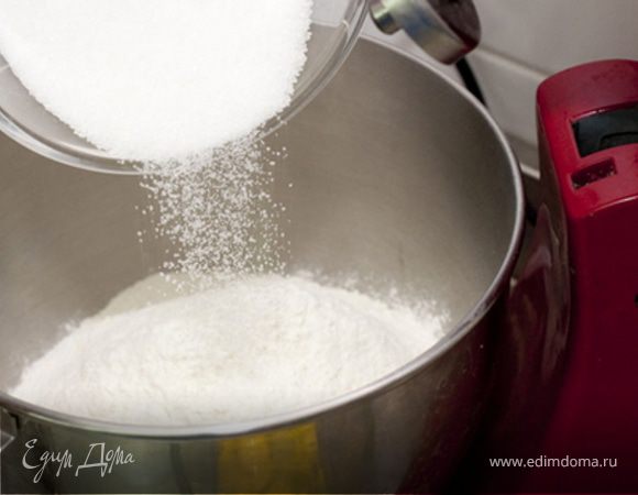 Смешиваем в глубокой посуде кубики холодного масла, яйцо, стакан сахара и пюре из двух бананов. Хорошо перемешиваем. Добавляем дрожжи и муку. Формируем мягкое тесто. Если оно липнет к рукам, добавьте немного муки.<br />
 