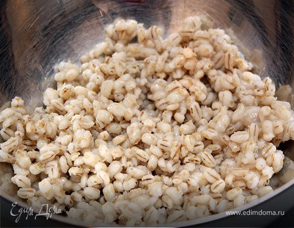 Варим перловку в подсоленной воде, по готовности воду сливаем и вот начало салата уже готово