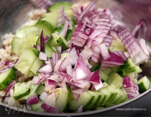 Одновременно с перловкой ставим варить кусочек постной говядины.
Пока все это варится, режем огурец и красный сладкий лук небольшими кусочками. Добавляем в салат